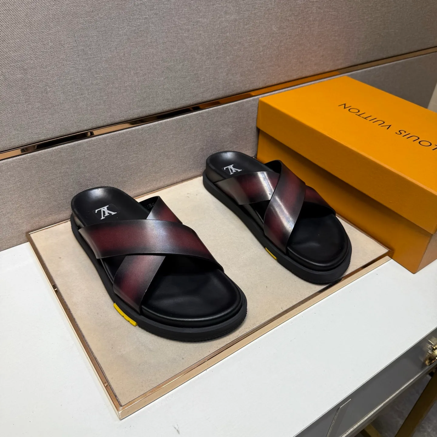 Men's men's shoes 💰pp420 [LV～] Men's casual slippers 2025z cabinet sales simultaneously 🔶Size: 38-44#️⃣ 🔷4 colors🔜The upper is made of cowhide stitching ➕Cowhide lining, comfortable and breathable, sole: original comfortable, wear-resistant and non-slip outsole, ⚠️Real 📱Photography🎬The real thing is better📢📢📢